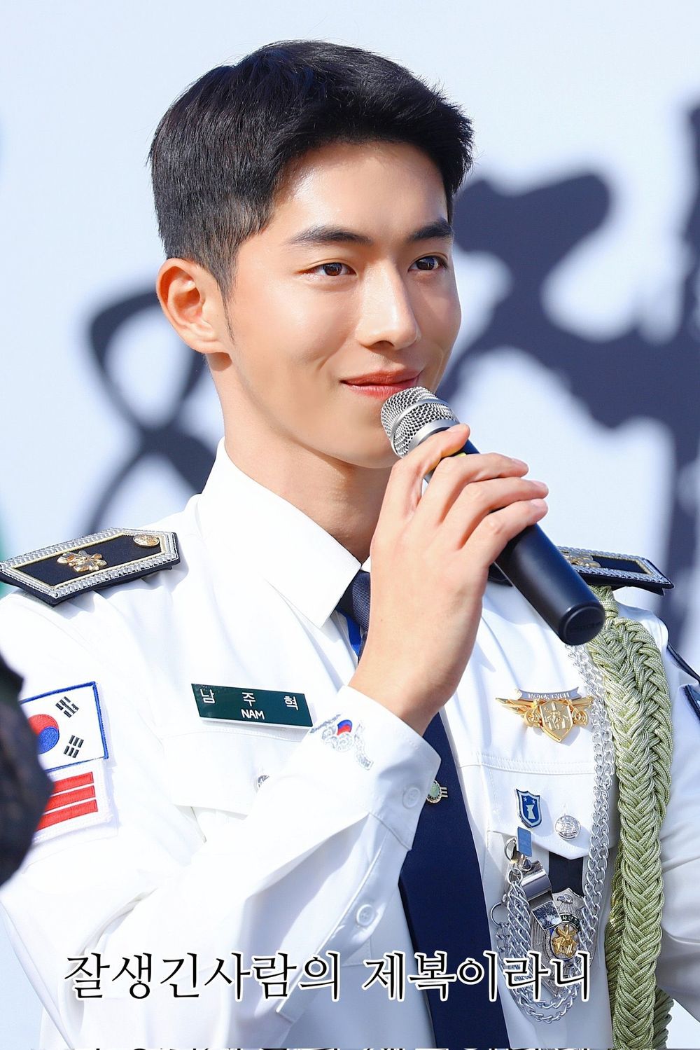 韓網熱議8位最讓人驚艷的韓星軍裝照！Jin退伍BTS全員到齊，黃旼炫像是拍韓劇，V金泰亨特警制服帥瘋了！-3