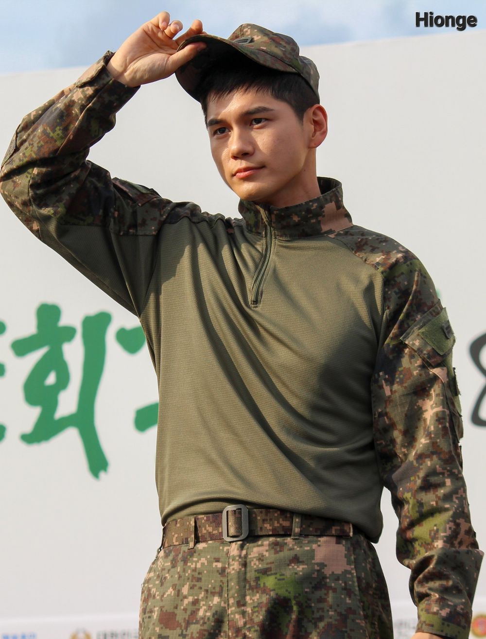 韓網熱議8位最讓人驚艷的韓星軍裝照！Jin退伍BTS全員到齊，黃旼炫像是拍韓劇，V金泰亨特警制服帥瘋了！-6
