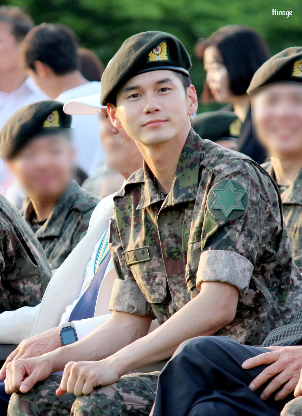 韓網熱議8位最讓人驚艷的韓星軍裝照！Jin退伍BTS全員到齊，黃旼炫像是拍韓劇，V金泰亨特警制服帥瘋了！-7