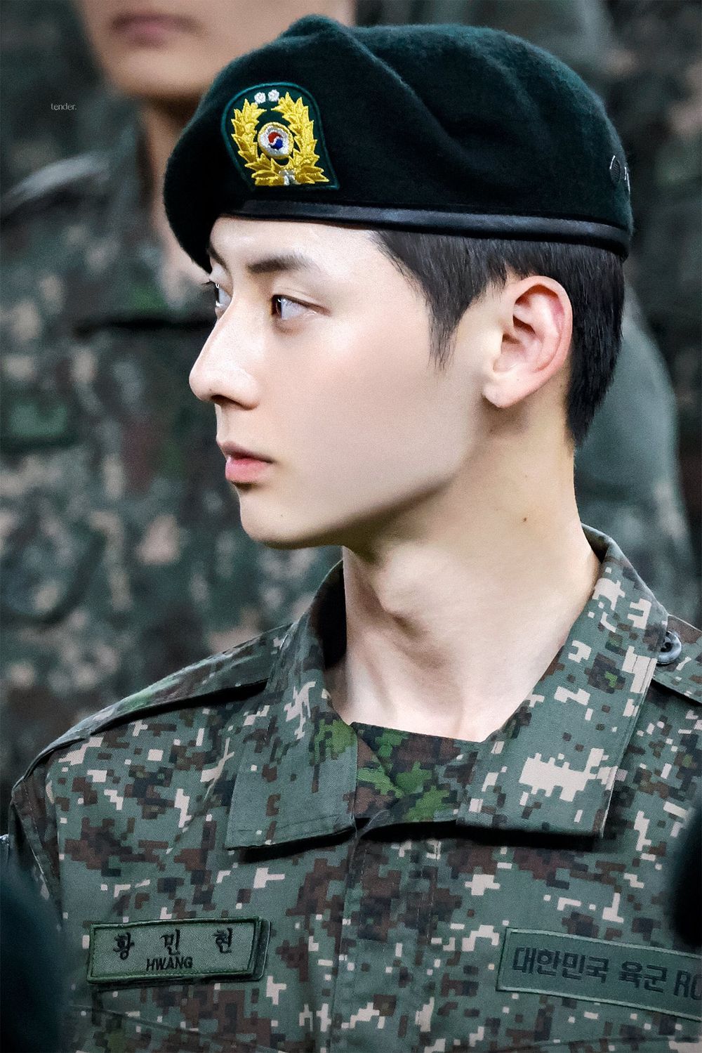 韓網熱議8位最讓人驚艷的韓星軍裝照！Jin退伍BTS全員到齊，黃旼炫像是拍韓劇，V金泰亨特警制服帥瘋了！-11
