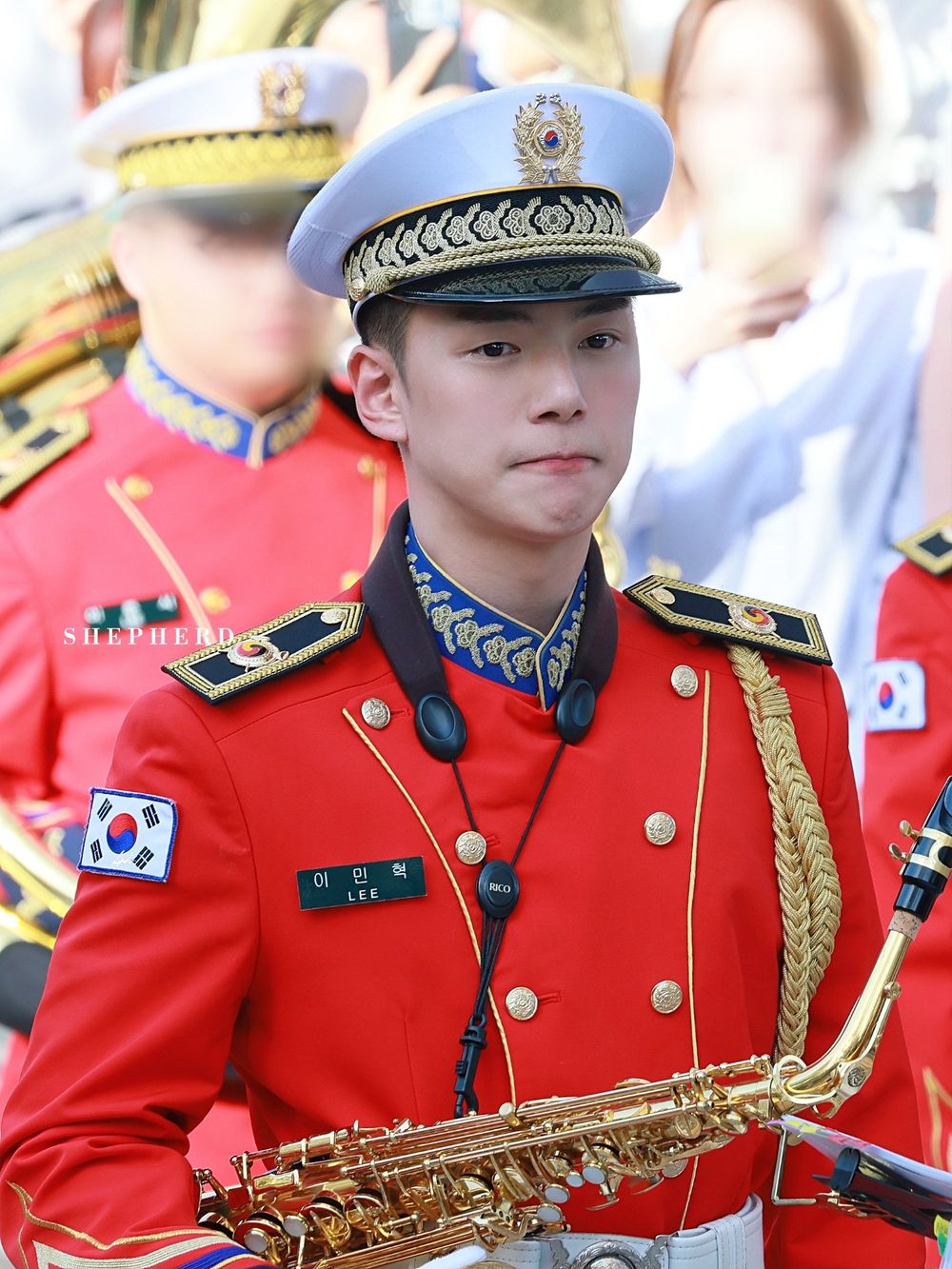韓網熱議8位最讓人驚艷的韓星軍裝照！Jin退伍BTS全員到齊，黃旼炫像是拍韓劇，V金泰亨特警制服帥瘋了！-13