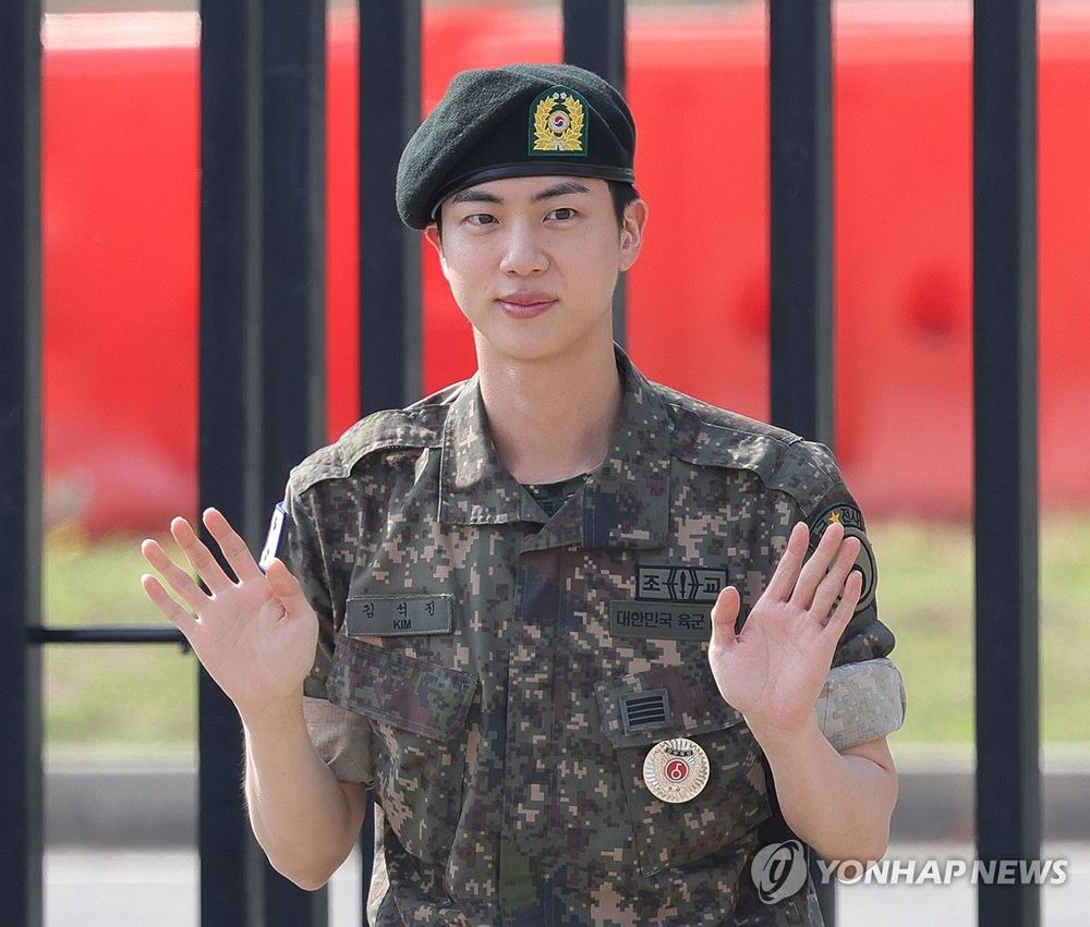 韓網熱議8位最讓人驚艷的韓星軍裝照！Jin退伍BTS全員到齊，黃旼炫像是拍韓劇，V金泰亨特警制服帥瘋了！-19
