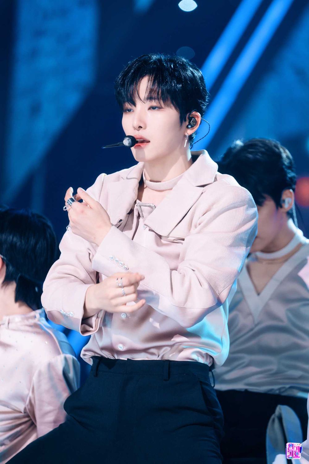 韓網評選7位韓國四代男團最強主唱！TXT太顯音色溫柔，SKZ昇玟現場超穩，ATEEZ鍾浩高音驚人！-12