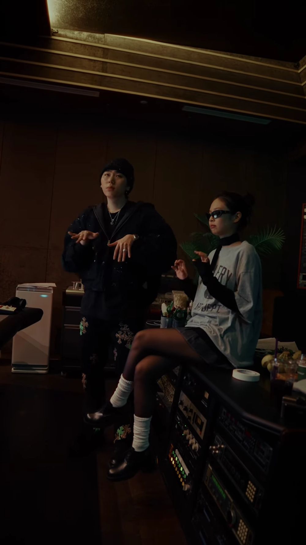 夢幻聯動！Zico & Jennie合作曲〈SPOT!〉完整版MV公開！珍妮大秀川字腹肌辣翻全網！-8