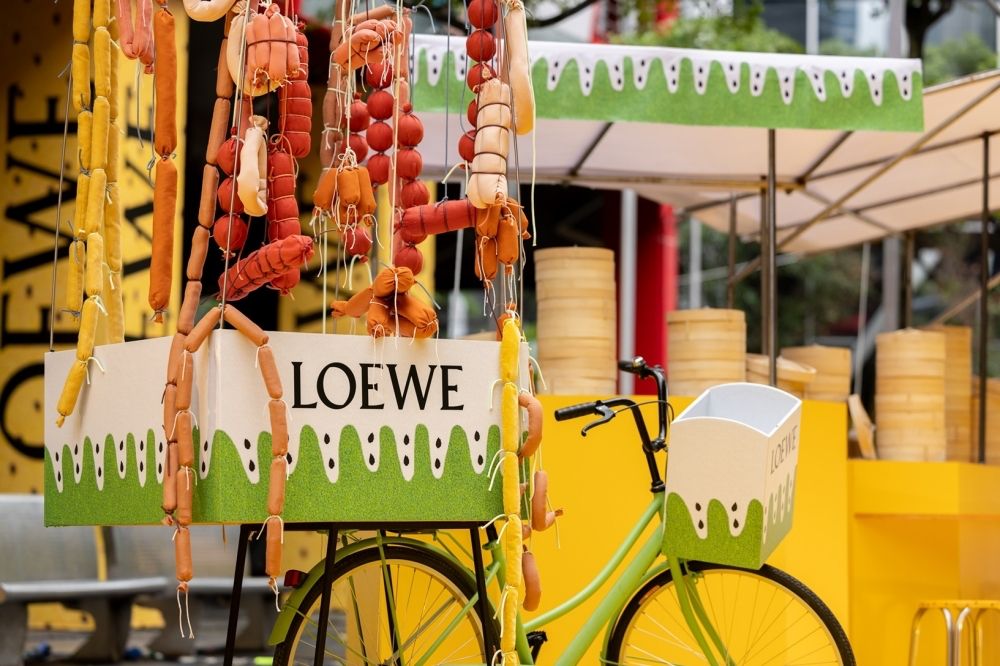 LOEWE把夜市搬進信義區？！釣金魚、珍奶、臭豆腐薯條...有吃有玩，連蜷尾家都進駐！-6