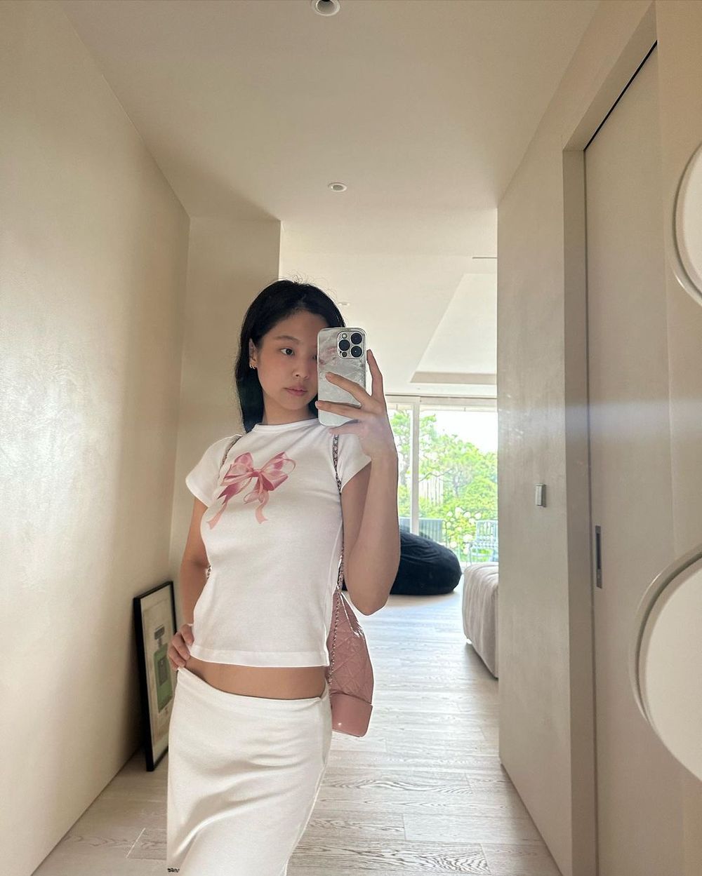 Jennie、張員瑛都愛上！4招不尷尬「蝴蝶結穿搭法」路上韓妞真的都這樣穿！-4