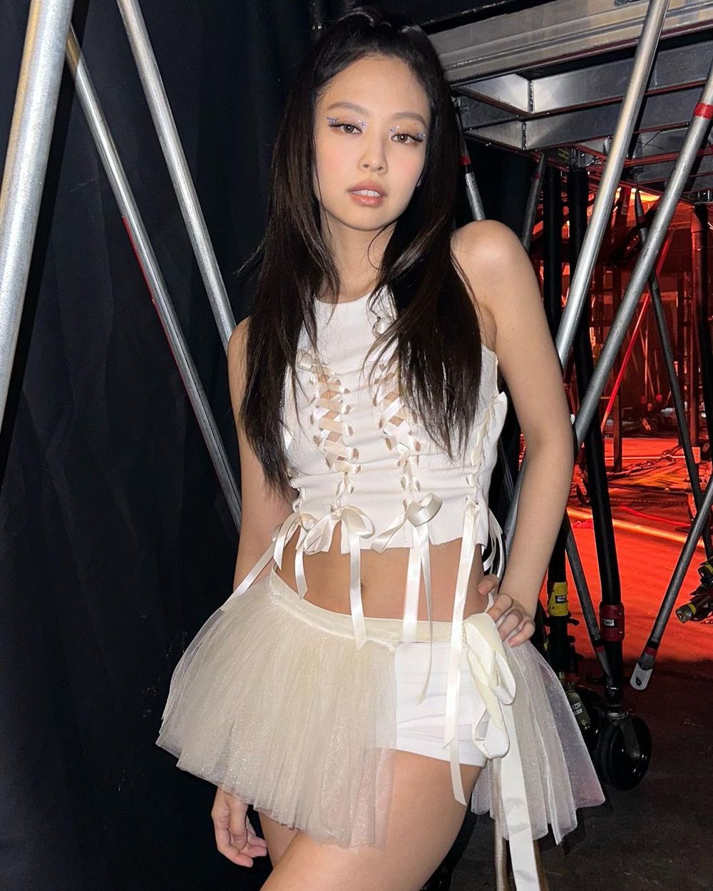 Jennie、張員瑛都愛上！4招不尷尬「蝴蝶結穿搭法」路上韓妞真的都這樣穿！-6