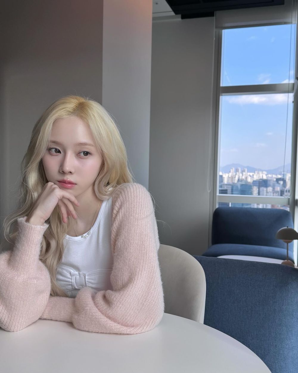 Jennie、張員瑛都愛上！4招不尷尬「蝴蝶結穿搭法」路上韓妞真的都這樣穿！-13