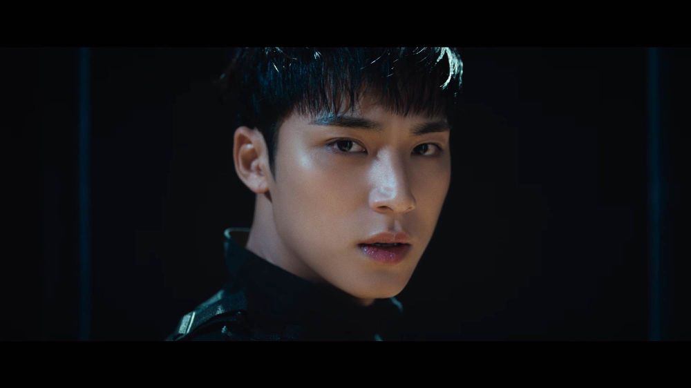 SEVENTEEN回歸〈MAESTRO〉MV珉奎回眸、圓佑結尾、「這畫面」克拉暴動！-18