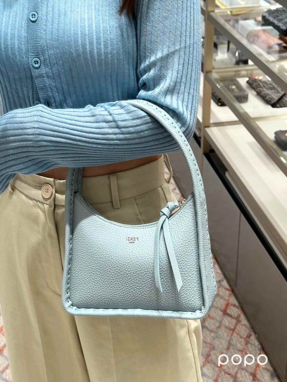 連韓星都沒發現！FENDI隱藏款「平價腋下包」老花款只要NT.五萬多入門！-6