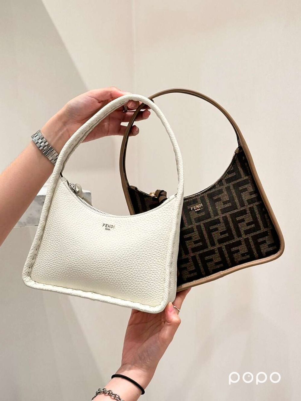 連韓星都沒發現！FENDI隱藏款「平價腋下包」老花款只要NT.五萬多入門！-4