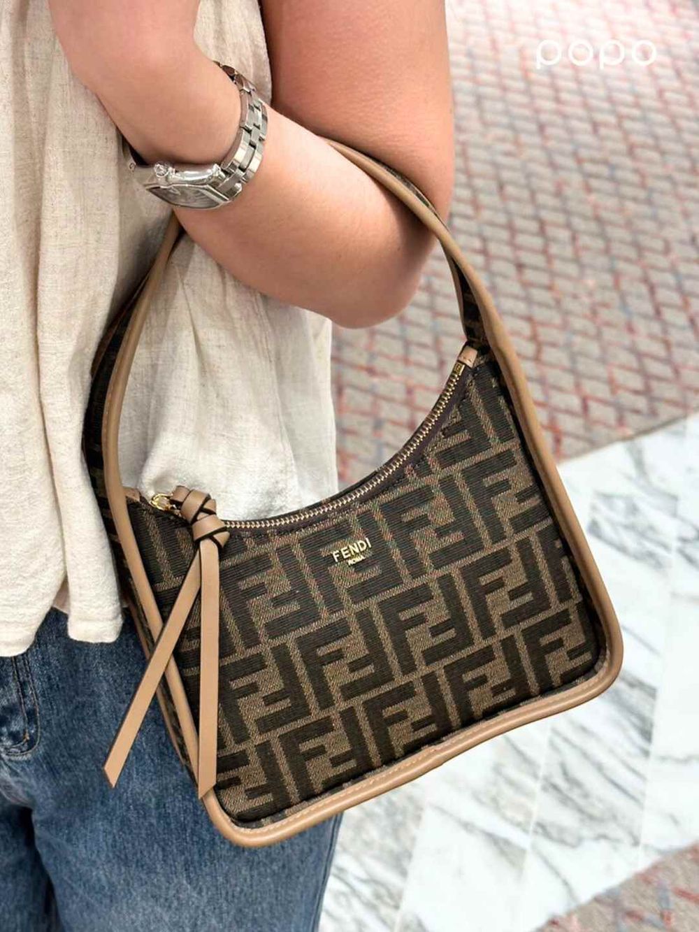 連韓星都沒發現！FENDI隱藏款「平價腋下包」老花款只要NT.五萬多入門！-8