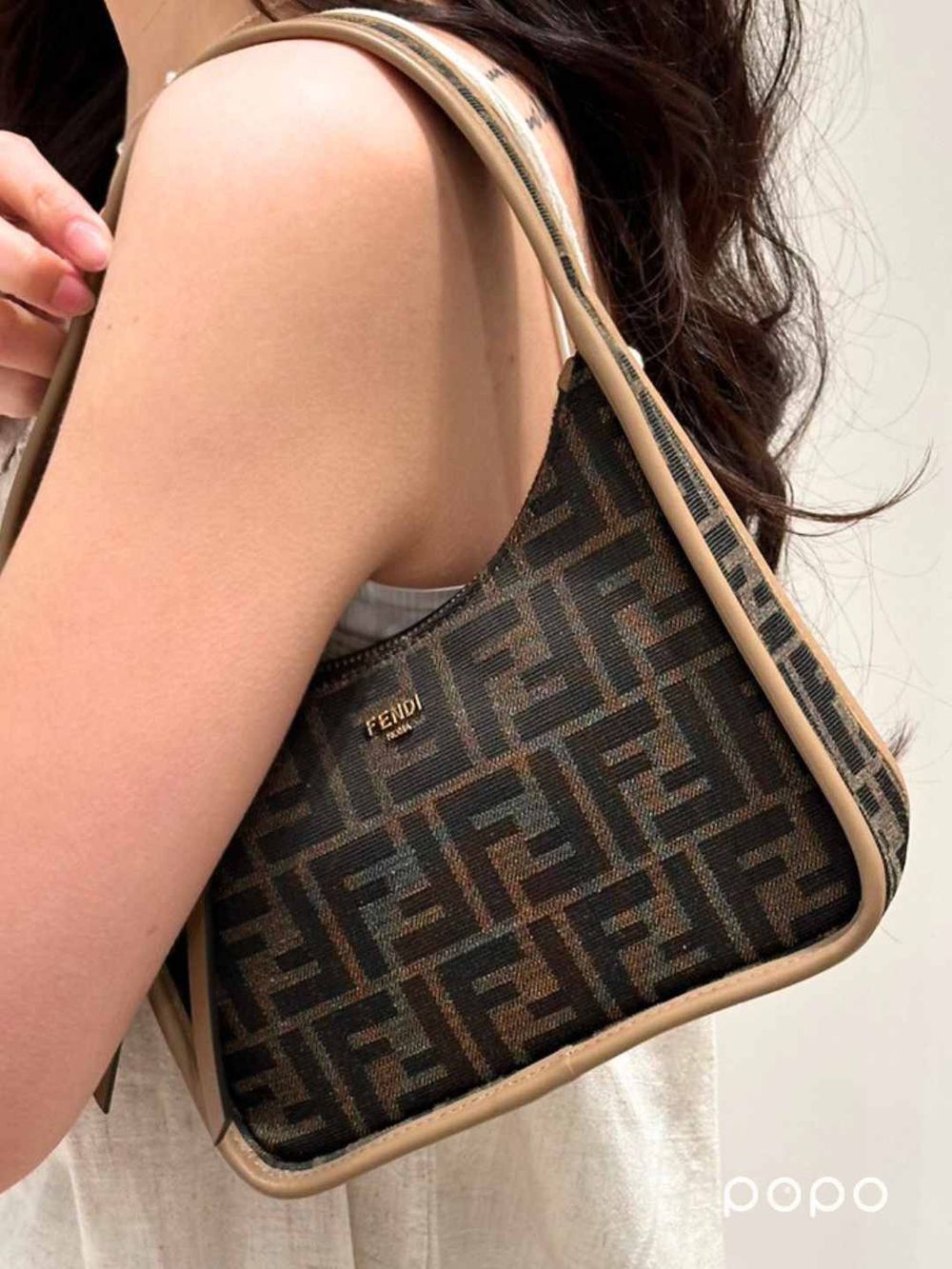連韓星都沒發現！FENDI隱藏款「平價腋下包」老花款只要NT.五萬多入門！-7