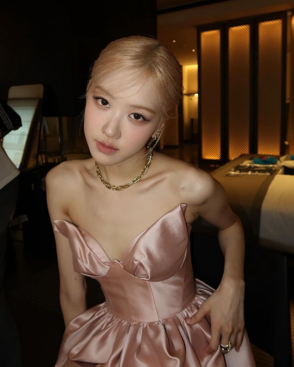 網公認6位「最適合穿粉紅色」的女偶像！張員瑛、Rosé淡粉色小禮服外媒狂讚！-18