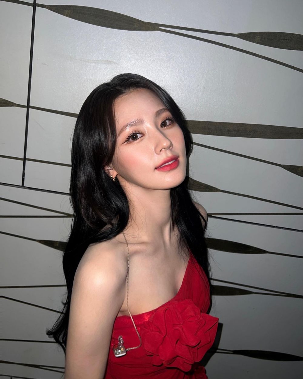 網評6位有著「天使臉蛋魔鬼身材」女偶像！Momo、薇娟性感爆發，這位好身材連團員都羨慕！-6