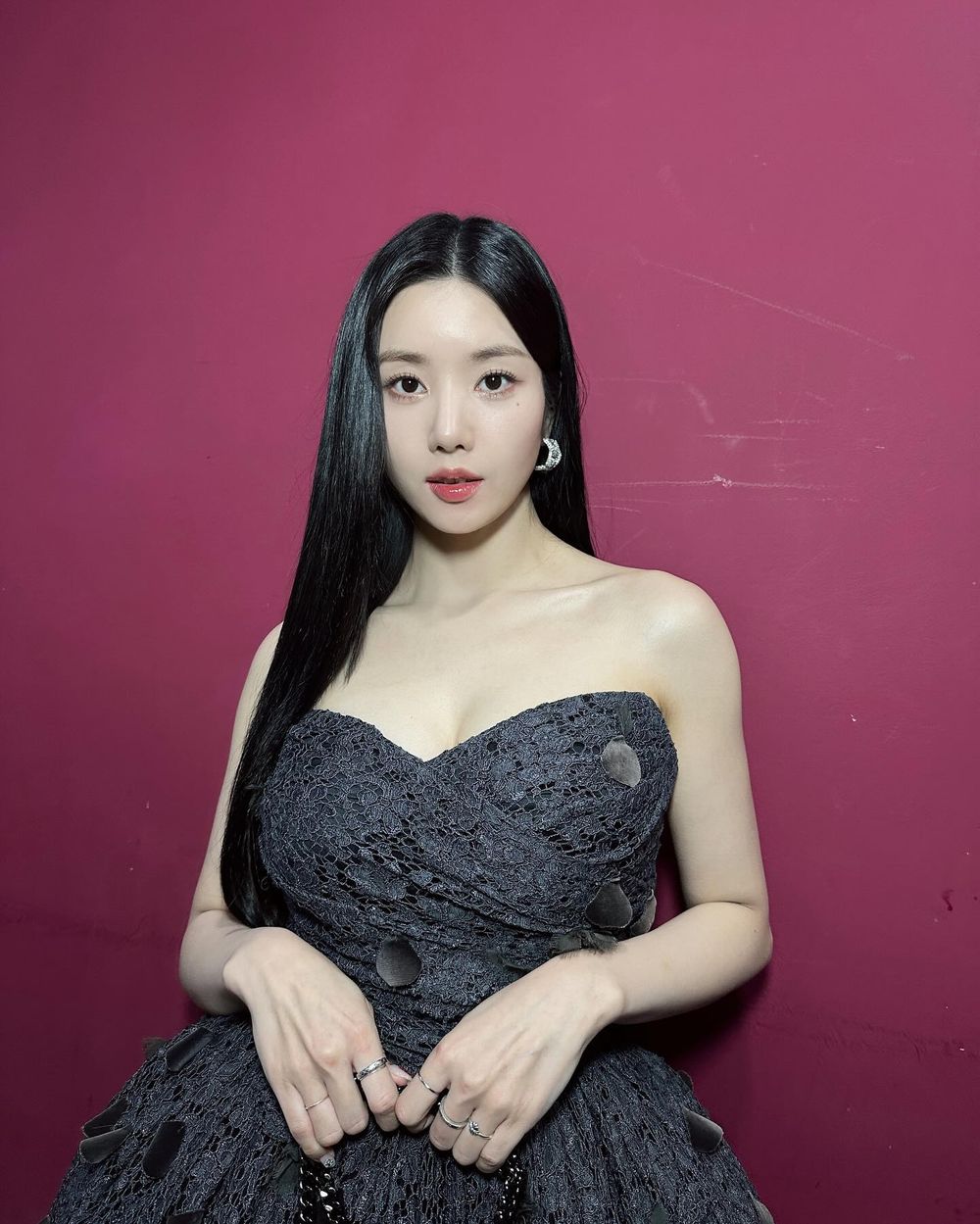 網評6位有著「天使臉蛋魔鬼身材」女偶像！Momo、薇娟性感爆發，這位好身材連團員都羨慕！-9