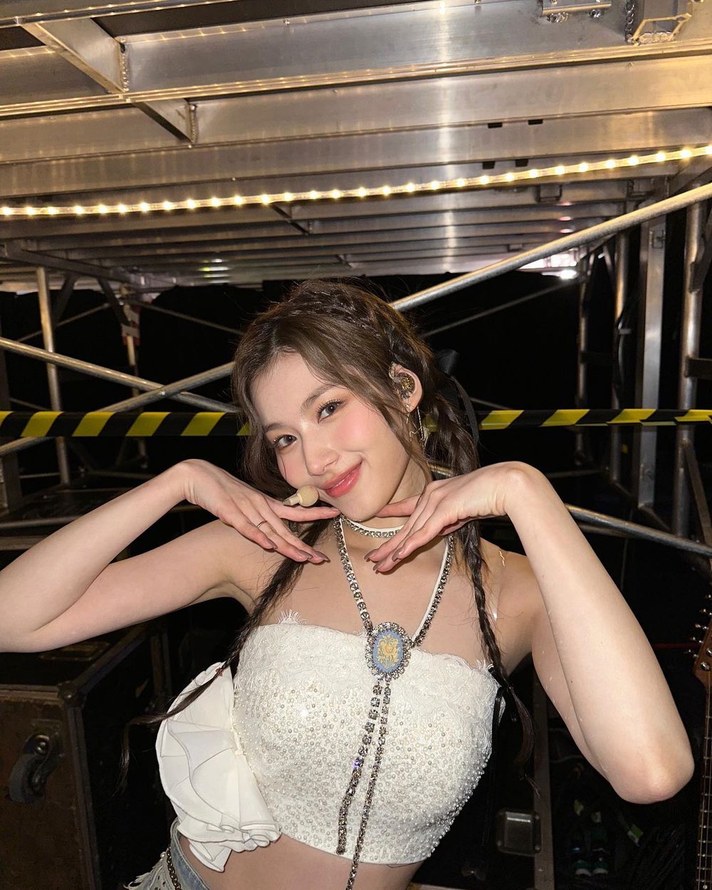 網評6位有著「天使臉蛋魔鬼身材」女偶像！Momo、薇娟性感爆發，這位好身材連團員都羨慕！-11