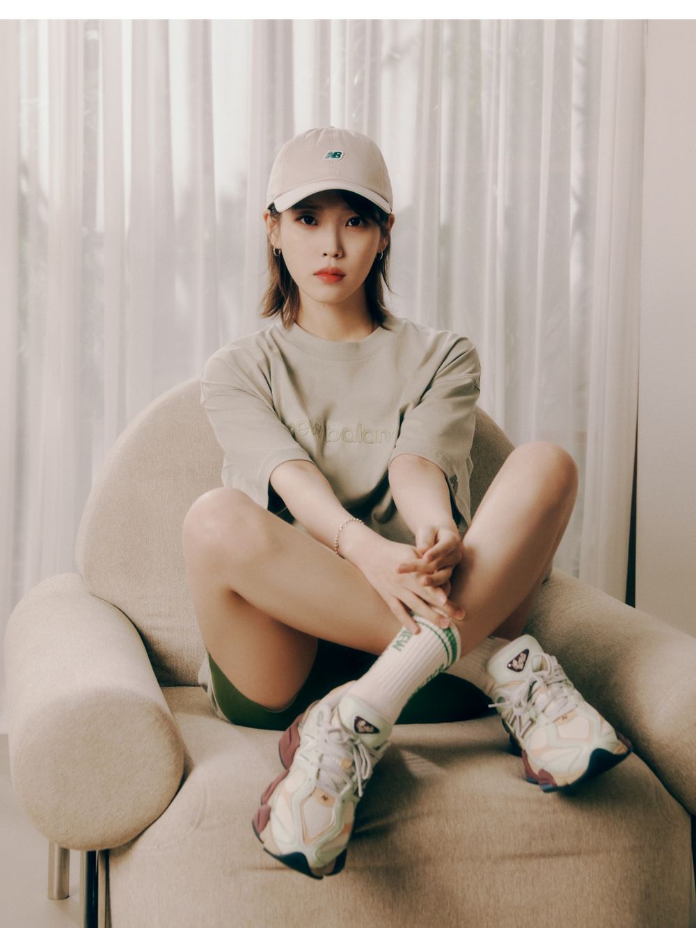 IU穿這樣好可愛！必買同款New Balance 9060+單車褲，一秒變漫畫鉛筆腿！-4