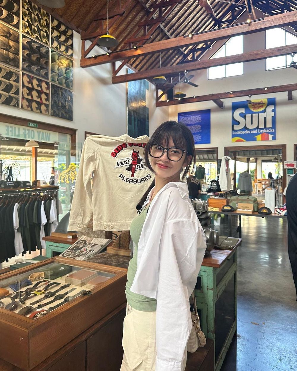夏天超實用！「白襯衫穿搭圖鑑」張員瑛、Jennie這樣搭牛仔褲，瞬間擺脫普感！-2