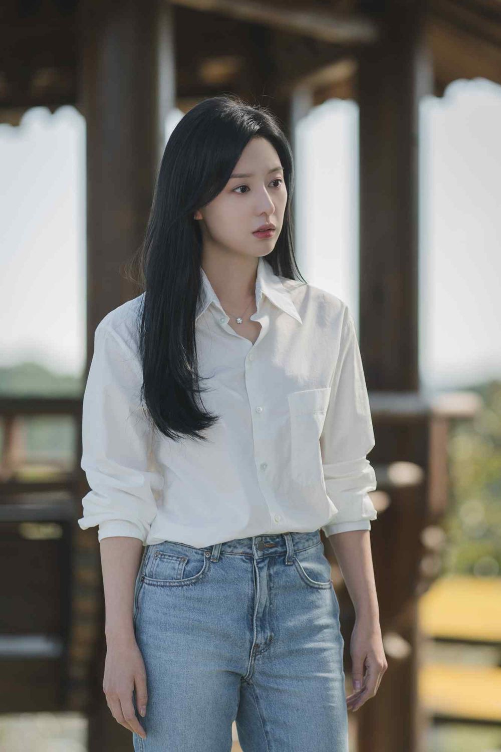 夏天超實用！「白襯衫穿搭圖鑑」張員瑛、Jennie這樣搭牛仔褲，瞬間擺脫普感！-4