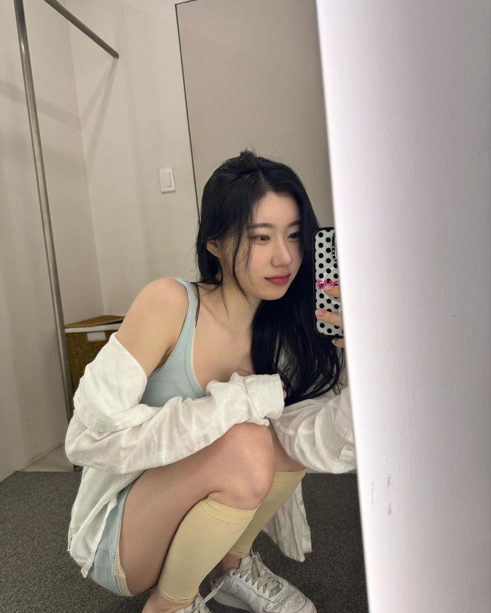 夏天超實用！「白襯衫穿搭圖鑑」張員瑛、Jennie這樣搭牛仔褲，瞬間擺脫普感！-8