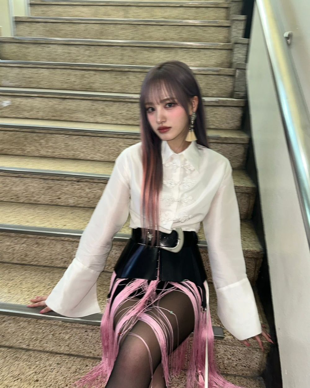 夏天超實用！「白襯衫穿搭圖鑑」張員瑛、Jennie這樣搭牛仔褲，瞬間擺脫普感！-10