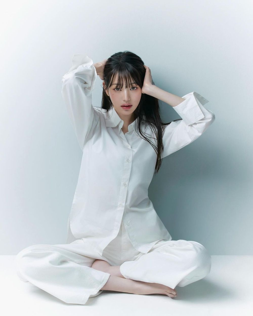 夏天超實用！「白襯衫穿搭圖鑑」張員瑛、Jennie這樣搭牛仔褲，瞬間擺脫普感！-1