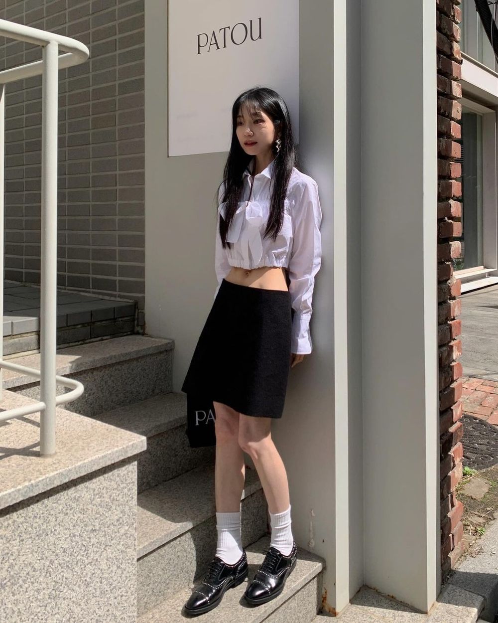 夏天超實用！「白襯衫穿搭圖鑑」張員瑛、Jennie這樣搭牛仔褲，瞬間擺脫普感！-9