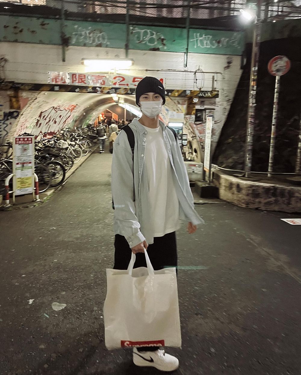 《背著善宰跑》邊佑錫「老公同款」情侶鞋找到了！生活照190大長腿帥到暈倒！-8
