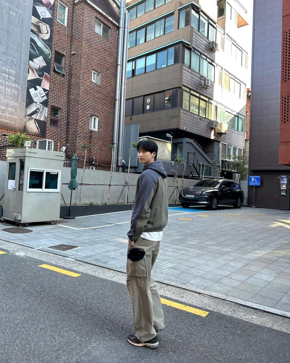 《背著善宰跑》邊佑錫「老公同款」情侶鞋找到了！生活照190大長腿帥到暈倒！-11