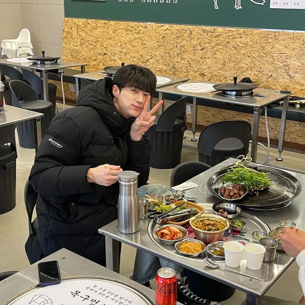 《背著善宰跑》邊佑錫劇中同款「烤肉店」找到了！弘大店地址公開、老闆原來是邊佑錫好友？-3