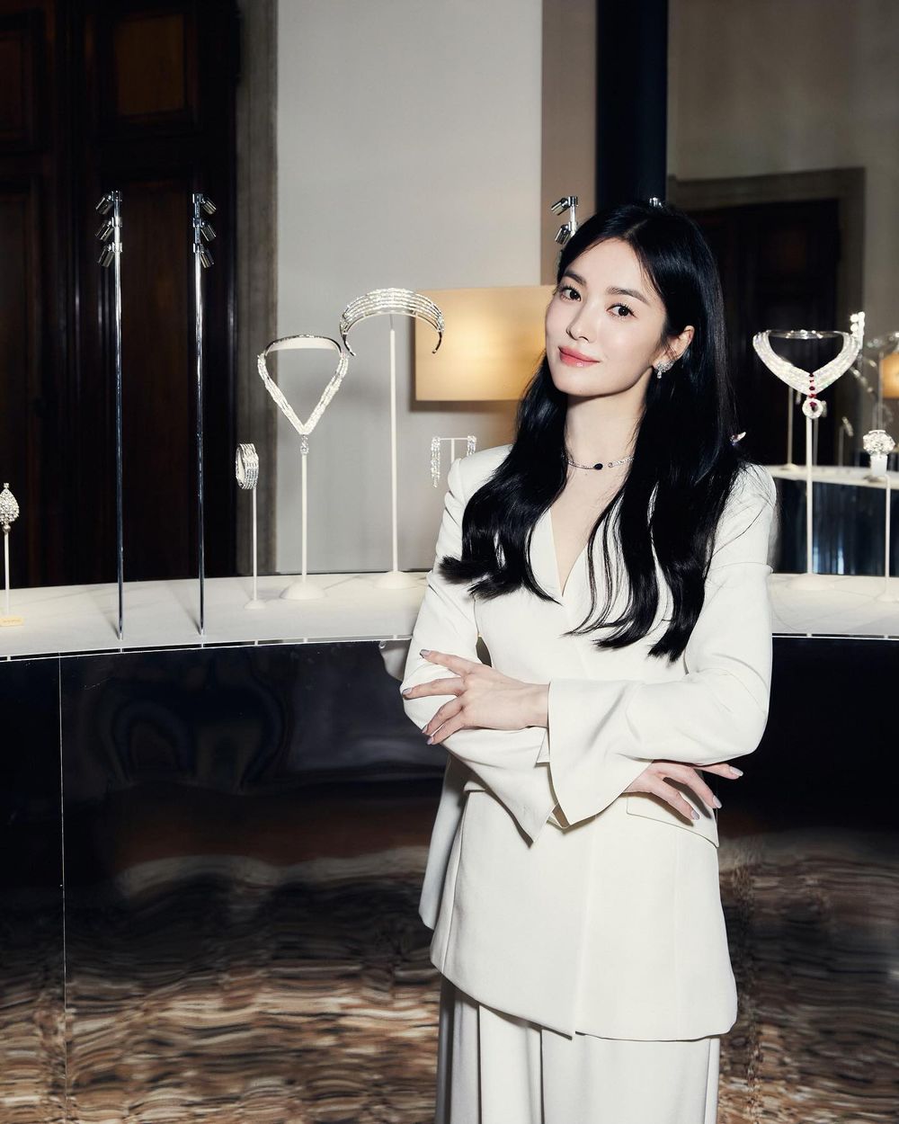 42歲美到不合理！宋慧喬IG更新Chaumet「逆天美照」拉超近也找不到半個缺點！-2