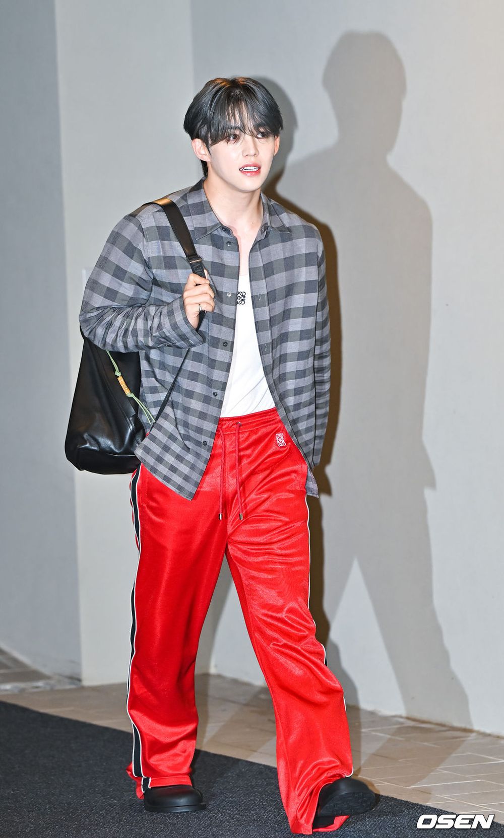 克拉暴動！S.COUPS現身Loewe活動、帥氣撐起「紅色長褲」精品代言要加1了嗎？！-3