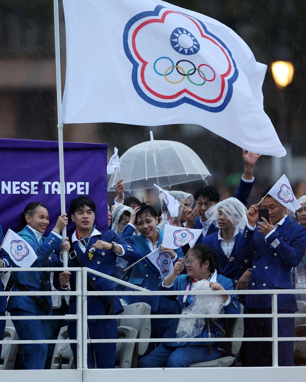 史上最浪漫！回顧2024巴黎奧運開幕式精彩亮點：小小兵驚喜現身，首次以熱氣球點燃聖火，神秘蒙面人身分揭曉！-4