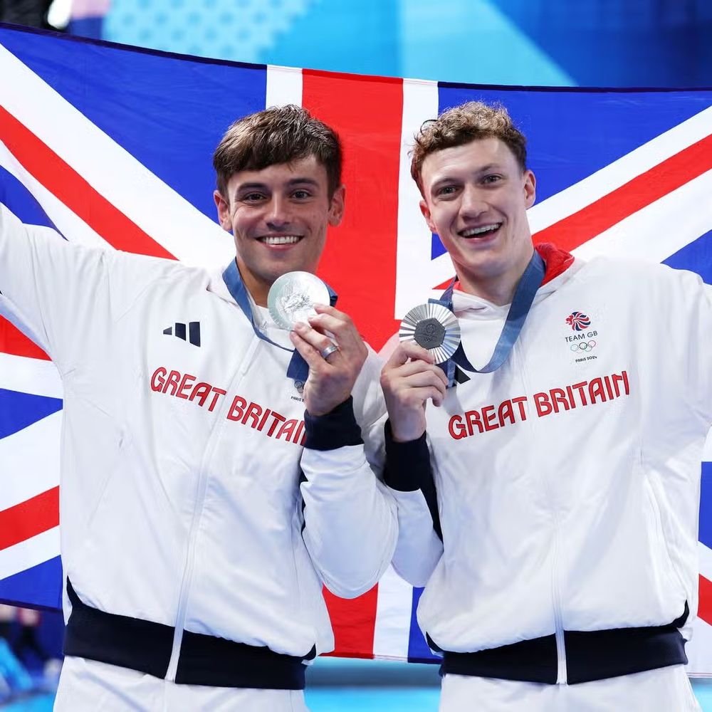 英國跳水王子湯姆戴利2024奧運毛衣完成了！五度出戰再奪銀牌，沒有他織毛線的畫面那就不是奧運！-12