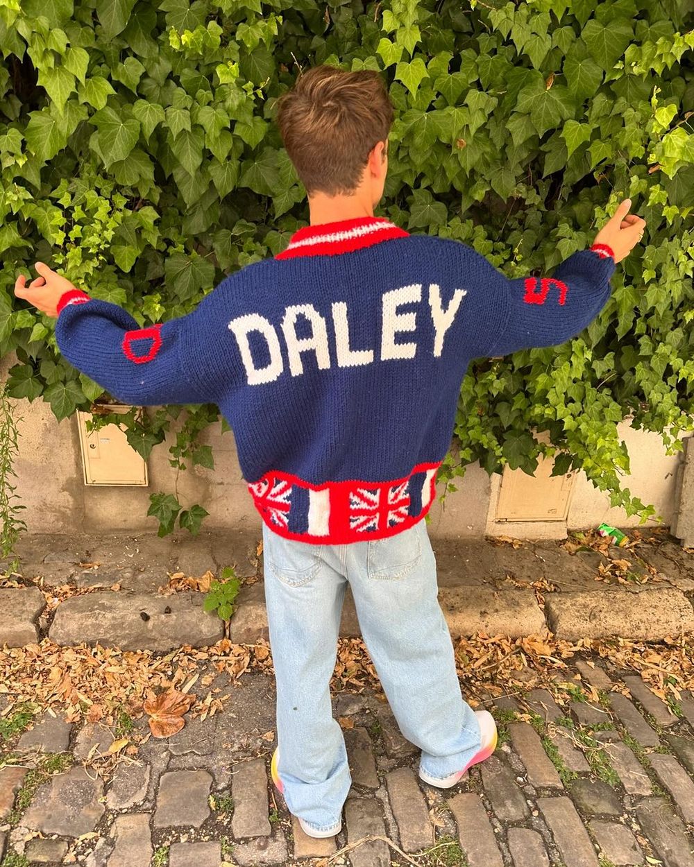 英國跳水王子湯姆戴利「2024巴黎奧運毛衣」成品長這樣！竟然有畫草稿、有夠可愛～！-2