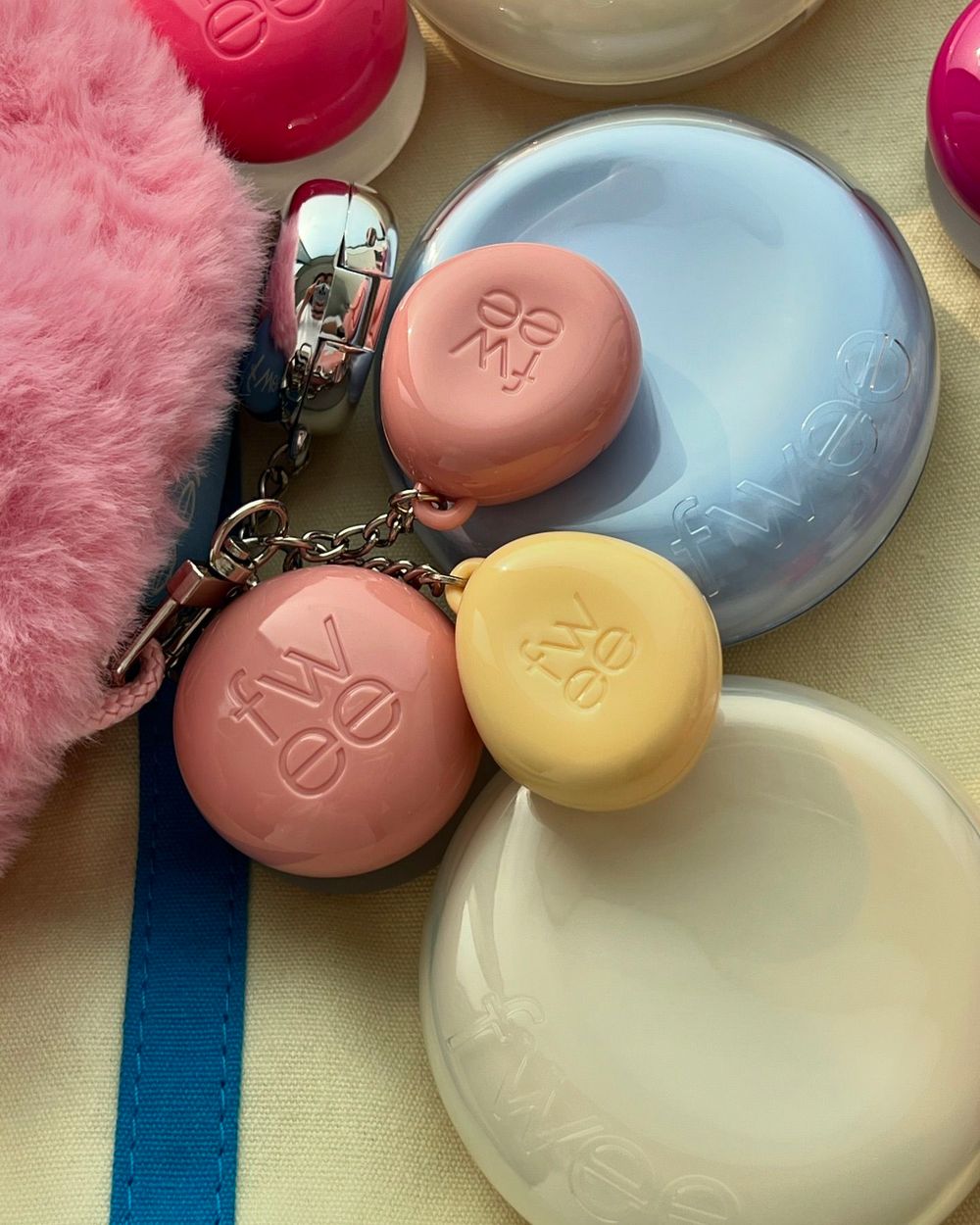 連張員瑛都淪陷！彩妝吊飾配件盤點，韓妞瘋潤唇膏戒指、布丁霜包包掛飾，代購爆單IG爆紅唇蜜手機殼！-5