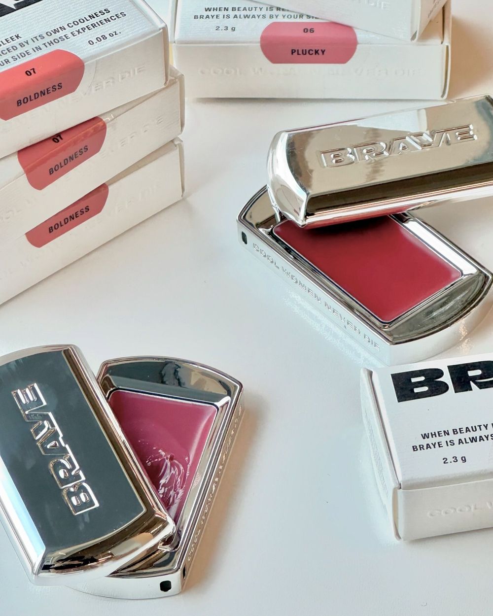 連張員瑛都淪陷！彩妝吊飾配件盤點，韓妞瘋潤唇膏戒指、布丁霜包包掛飾，代購爆單IG爆紅唇蜜手機殼！-7