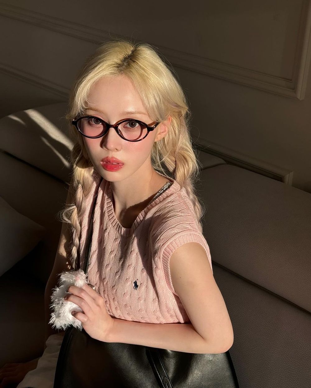 子瑜請把眼鏡焊在臉上～最適合戴眼鏡女愛豆「都這樣挑眼鏡」這臉型千萬別選粗框！-7