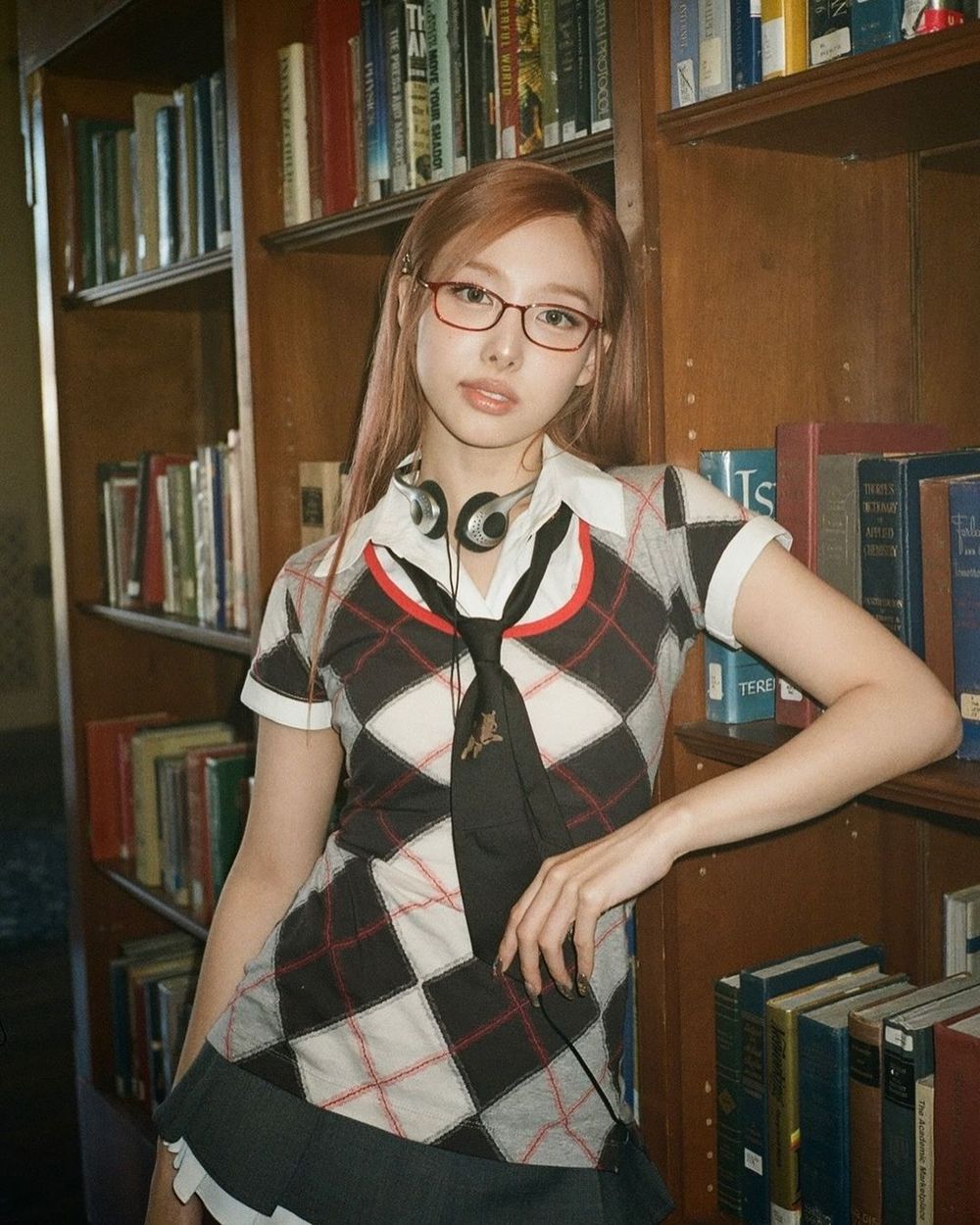 子瑜請把眼鏡焊在臉上～最適合戴眼鏡女愛豆「都這樣挑眼鏡」這臉型千萬別選粗框！-6