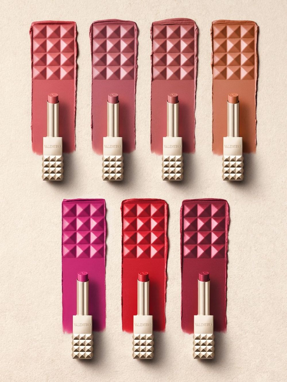 VALENTINO把經典鉚釘變身唇膏！霧金質感管身、鑲滿132顆重工鉚釘...，拿在手秒成焦點！-6