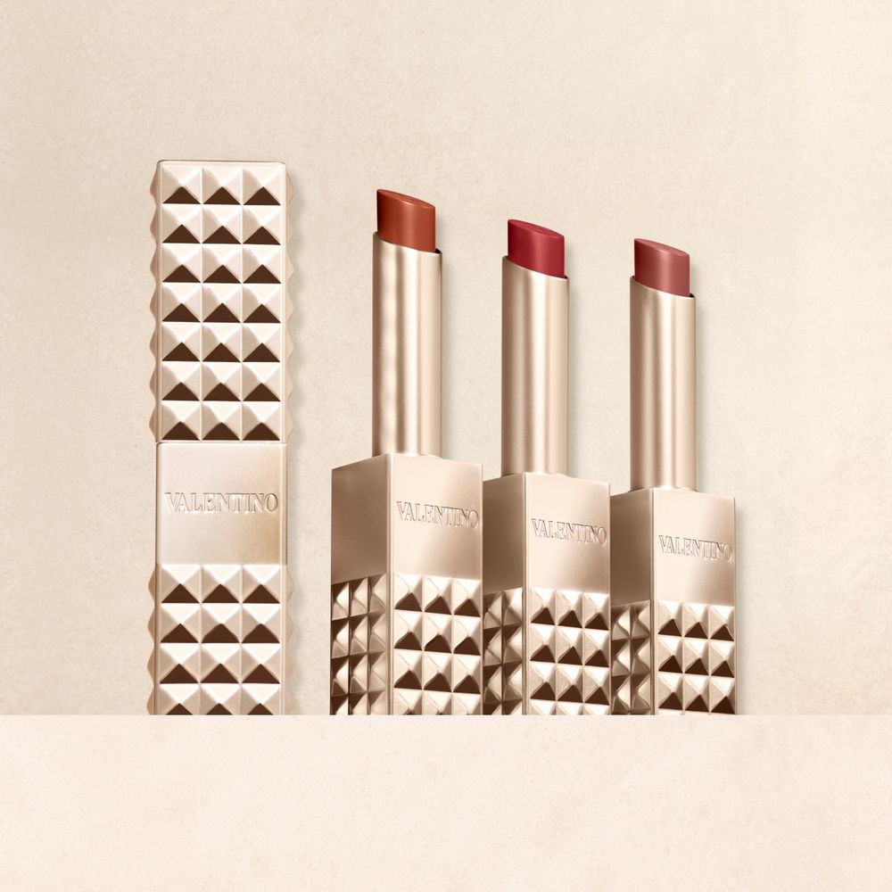 VALENTINO把經典鉚釘變身唇膏！霧金質感管身、鑲滿132顆重工鉚釘...，拿在手秒成焦點！-5