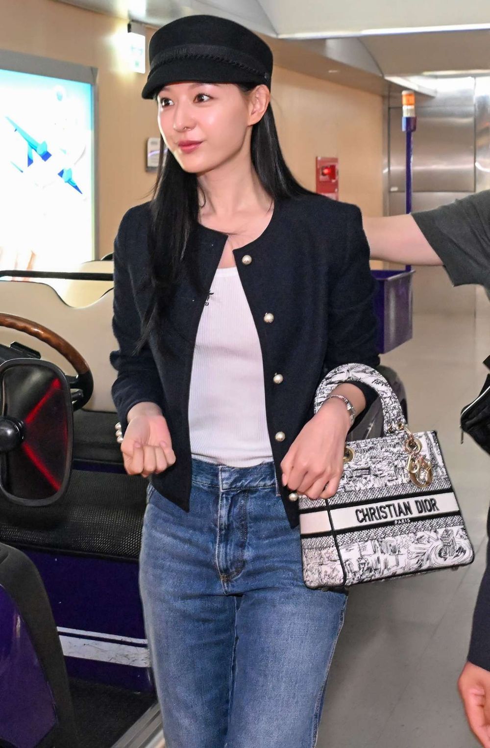 金智媛捲髮根本女大生！韓媒狂讚「最會穿白色的女神」7套機場封神穿搭回顧！-7