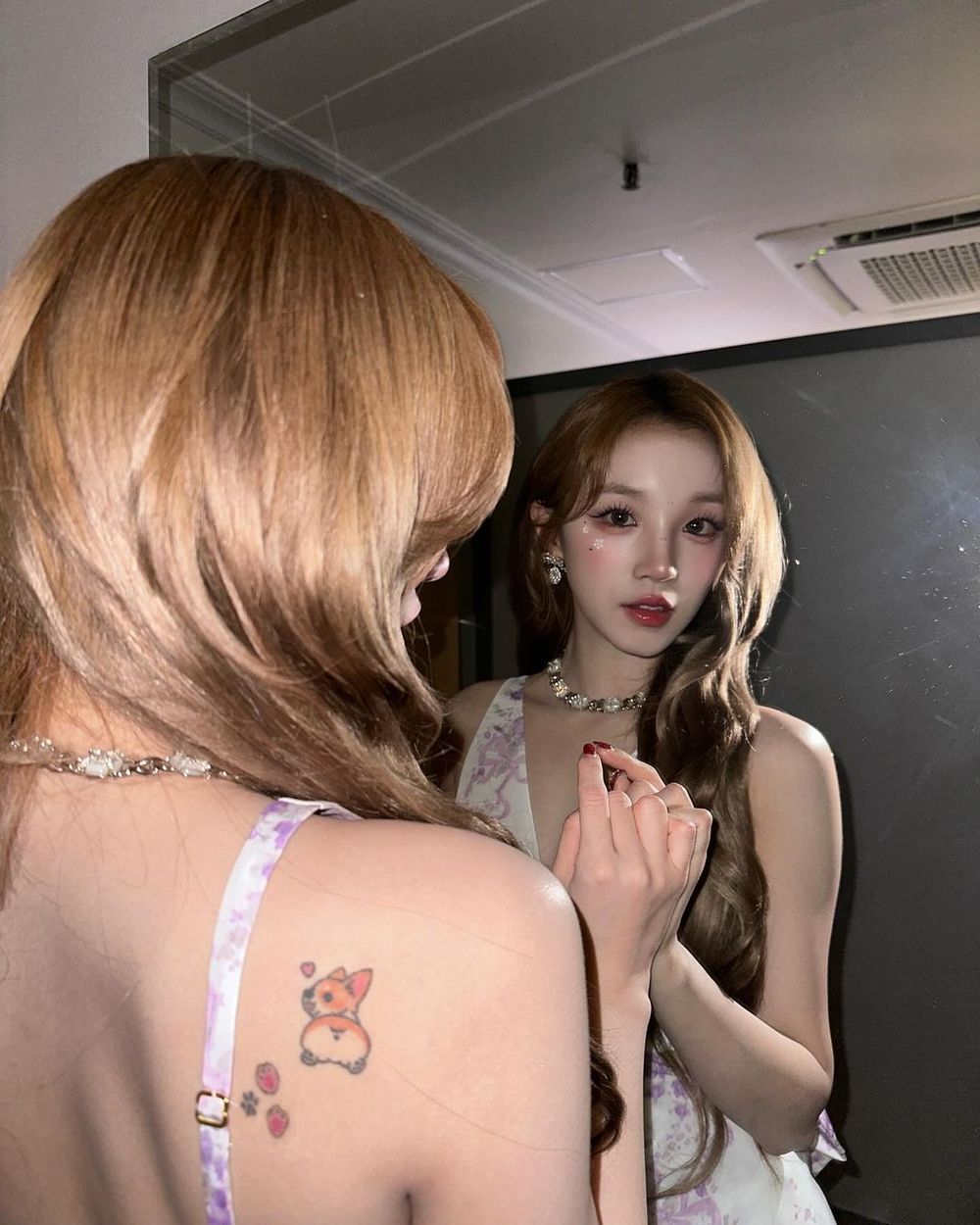 她們的刺青好好看～韓國女星身上刺青曝光！雨琦背上柯基超可愛、JISOO刺在這位置？！-7