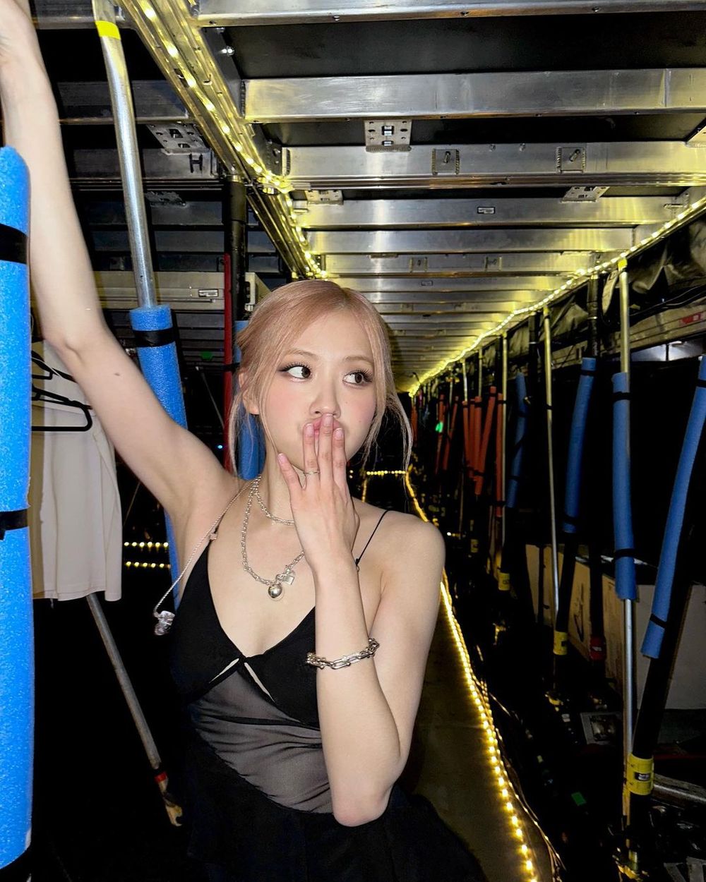 她們的刺青好好看～韓國女星身上刺青曝光！雨琦背上柯基超可愛、JISOO刺在這位置？！-11