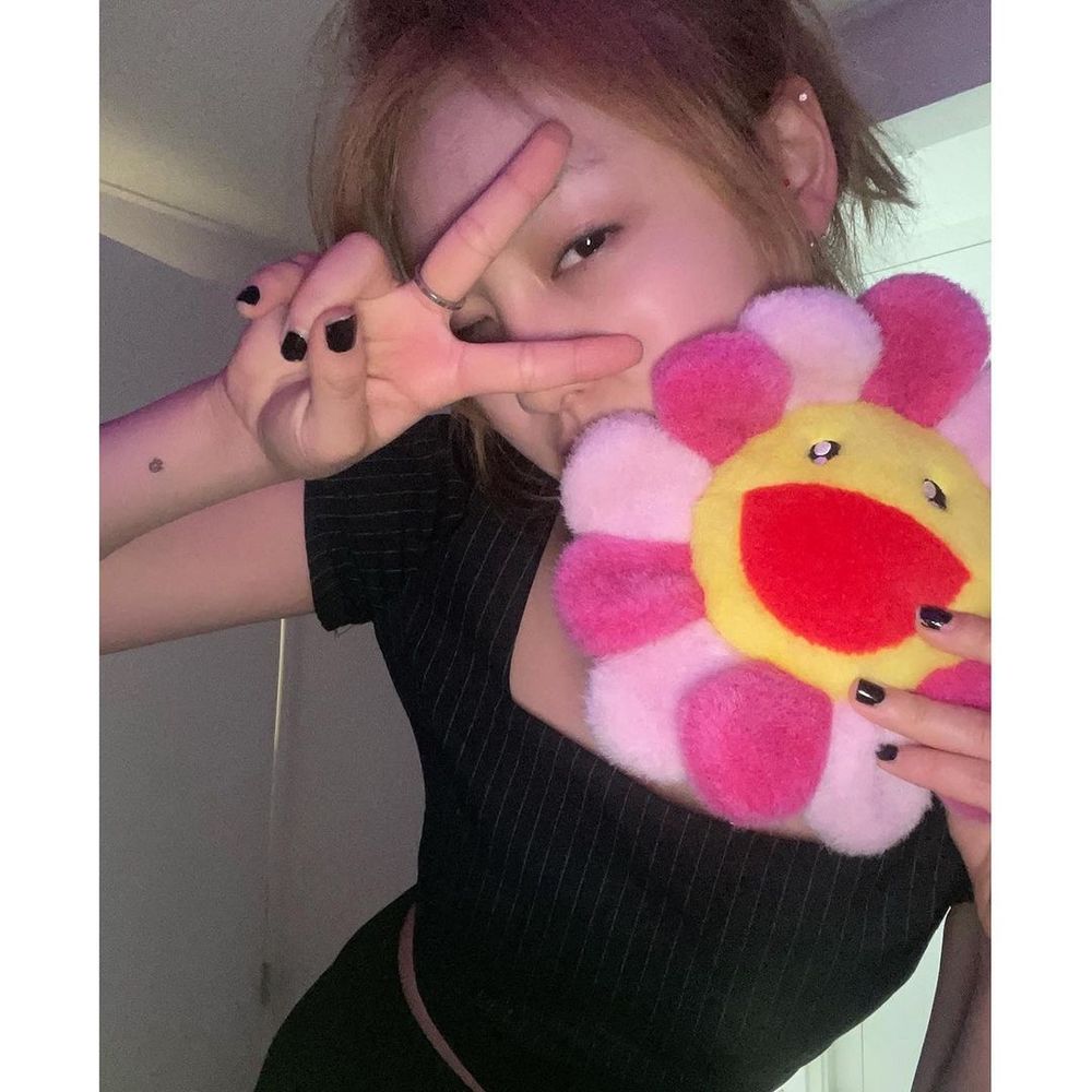 她們的刺青好好看～韓國女星身上刺青曝光！雨琦背上柯基超可愛、JISOO刺在這位置？！-5