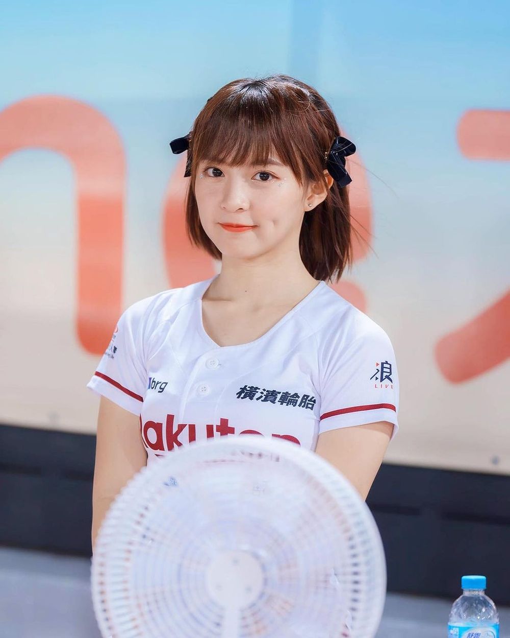 王齊麟女友陳詩媛好可愛！是樂天啦啦隊、還是女團出身？！被強制接機超甜互動曝光！-13