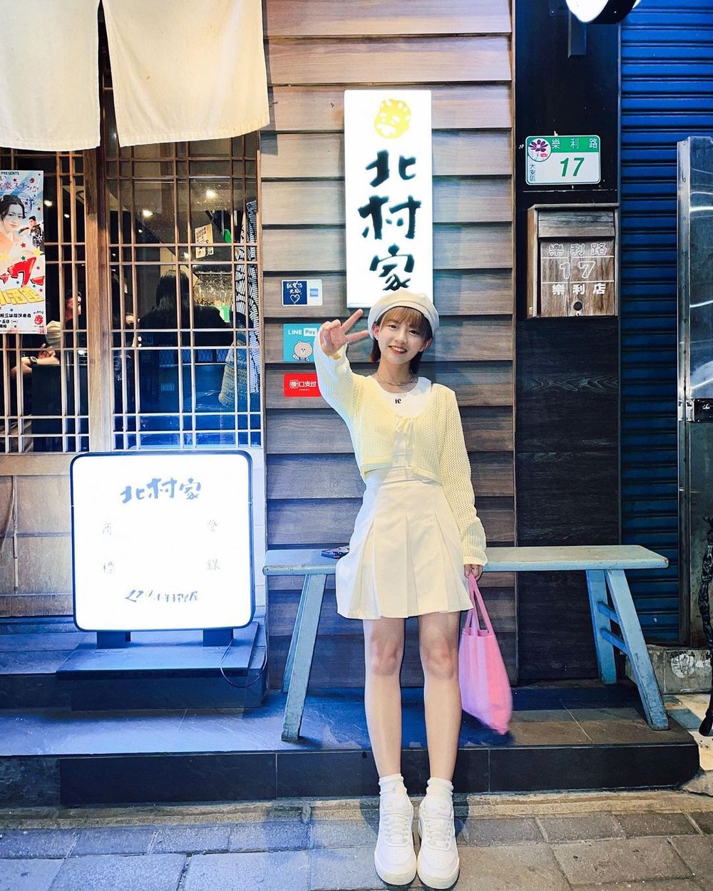 王齊麟女友陳詩媛好可愛！是樂天啦啦隊、還是女團出身？！被強制接機超甜互動曝光！-15