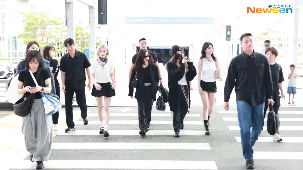 aespa來台穿這樣！Karina、Winter腿細到看不見！冬天狗狗根本是洋娃娃！-2