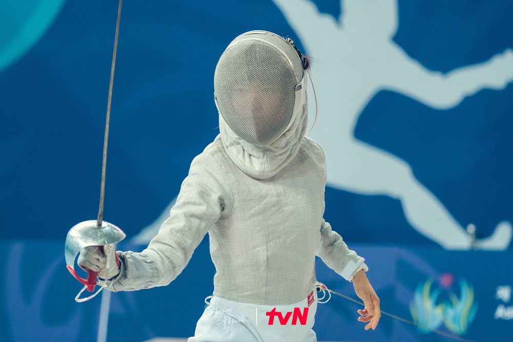 韓網熱議超像奧運選手的韓星！JISOO、金所泫被封最美射擊女神，朴寶劍滿臉傷拳擊奪金，最後一位掀起擊劍熱潮！-19